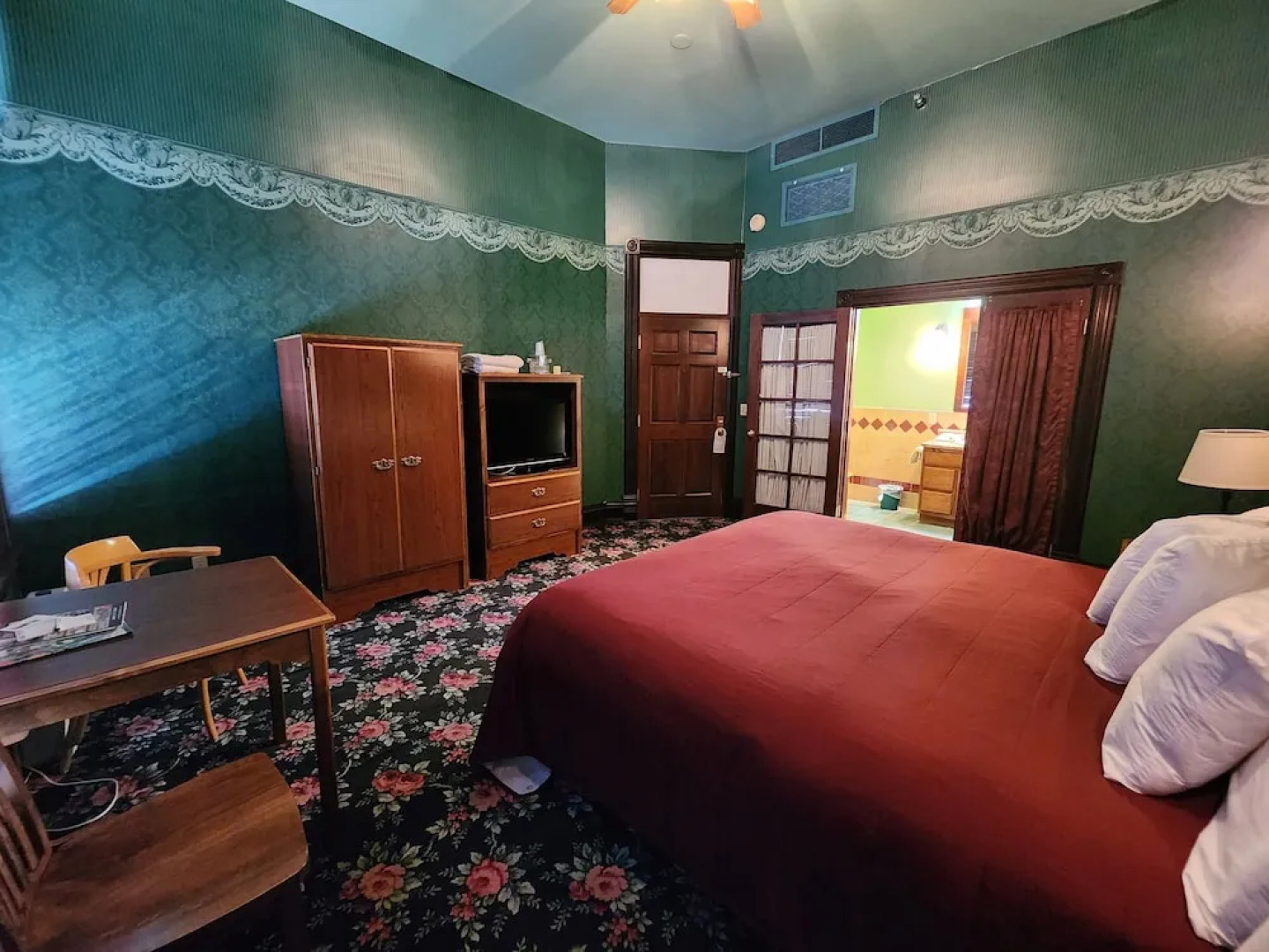 Historic Iron Horse Inn