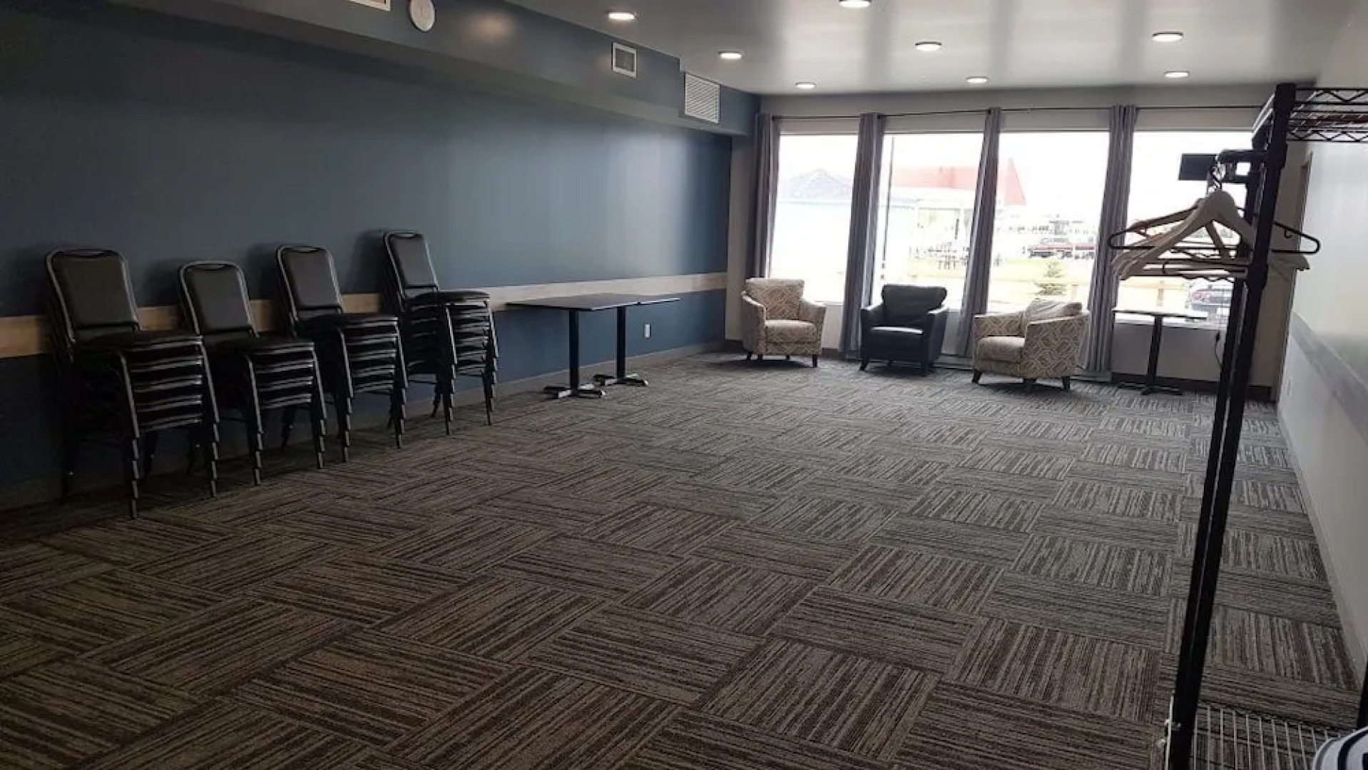 Roadhouse 52 Inn & Suites