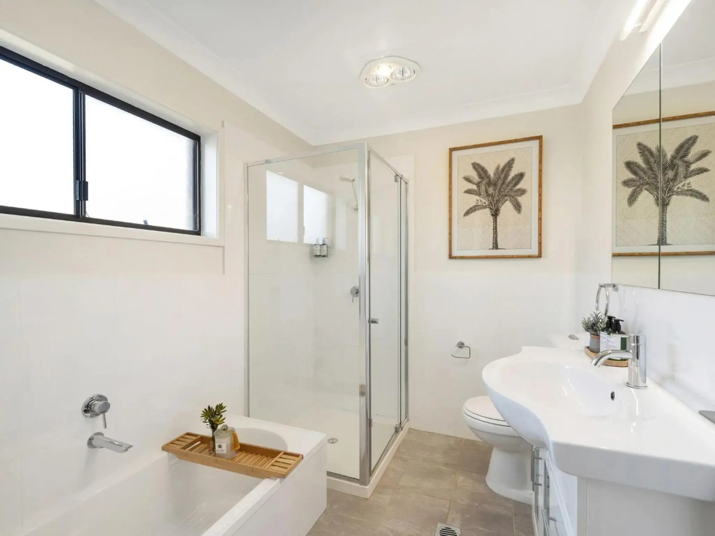 Catch of The Bay Coastal Elegance 150m from Orion Beach