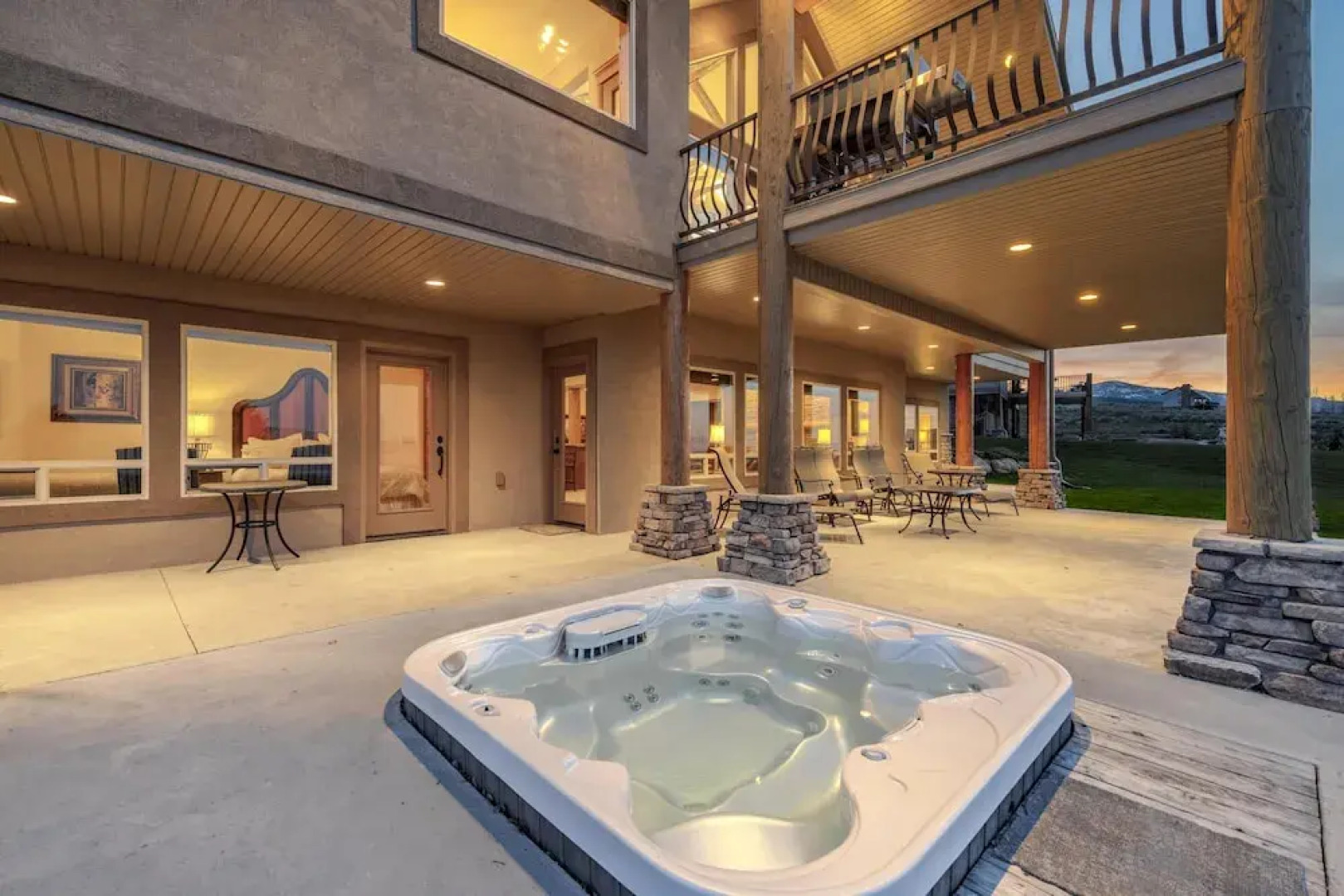 Golf Course Home, Sleeps 30, Private Hot Tub, Access to Ideal Beach, Amazing Views and Space!