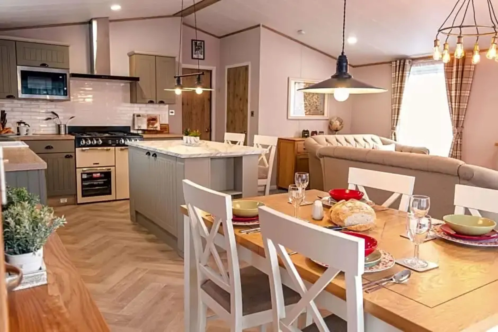 The White Rose Lodge with Hot Tub