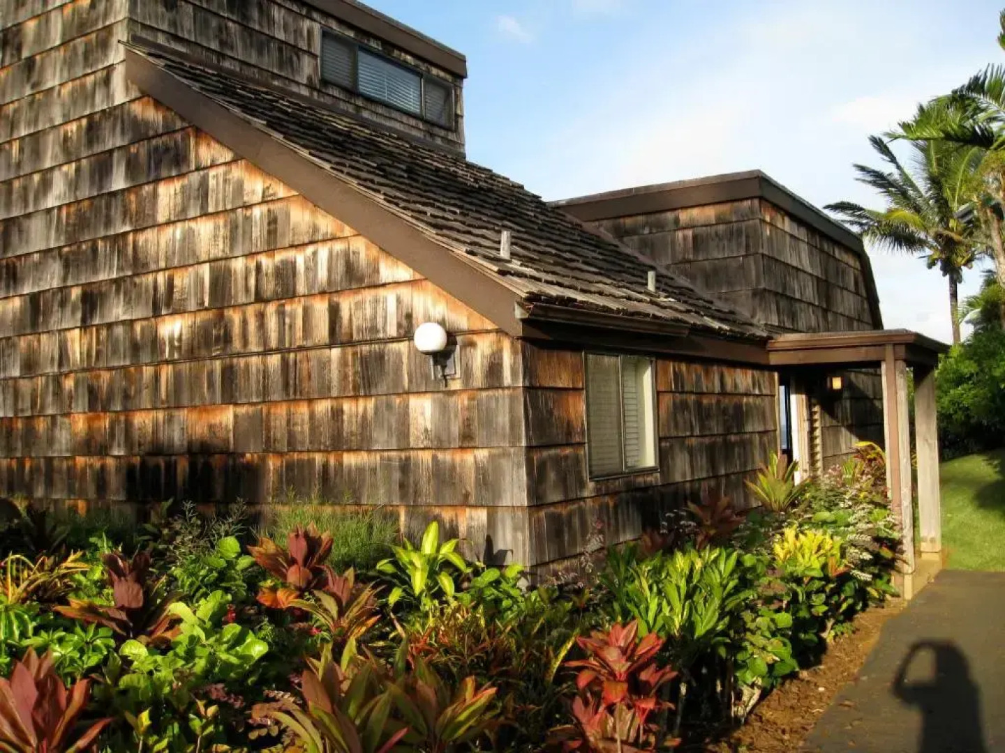 Sealodge J1-ground floor with oceanfront views, king bed, pool & more