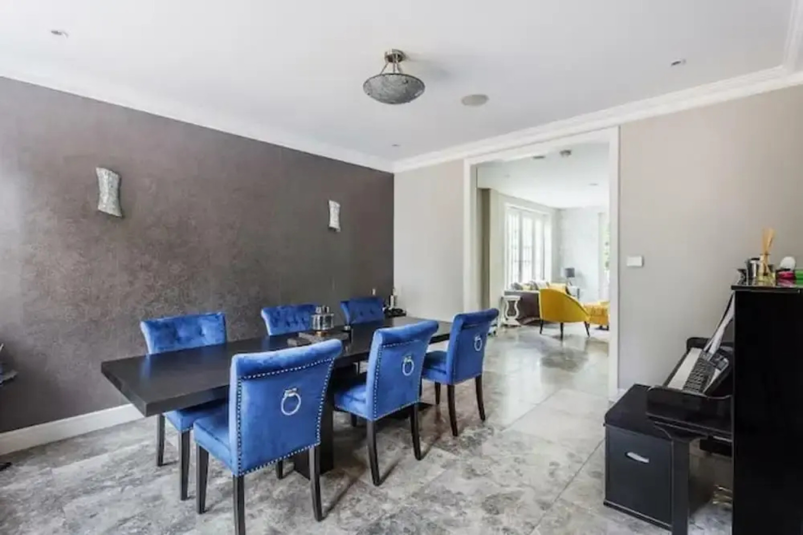 Captivating 5-bed House in Woking