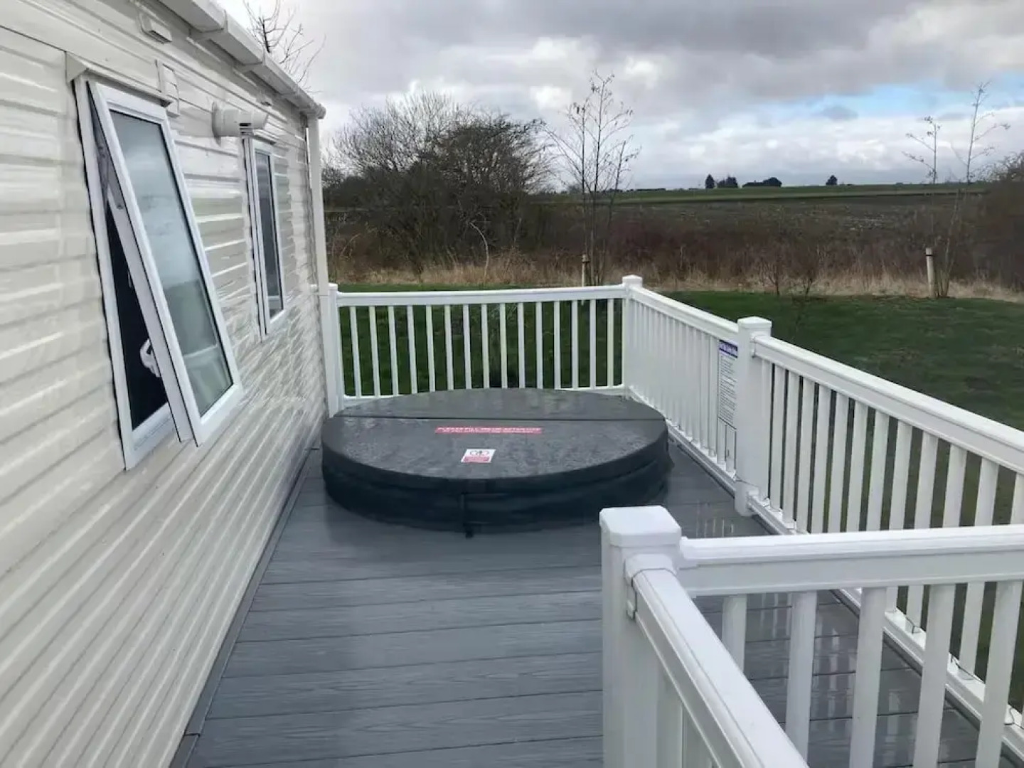 Caravan-sleep8-hottub-freep-balcony-familyfriendly