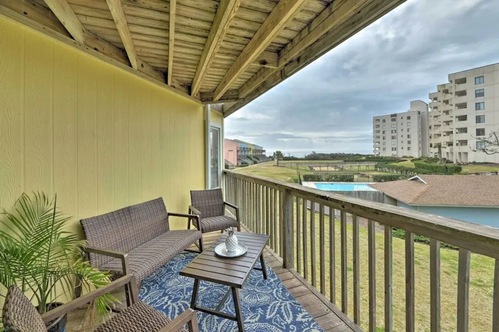 Bright Emerald Isle Condo w/ Private Beach Access!