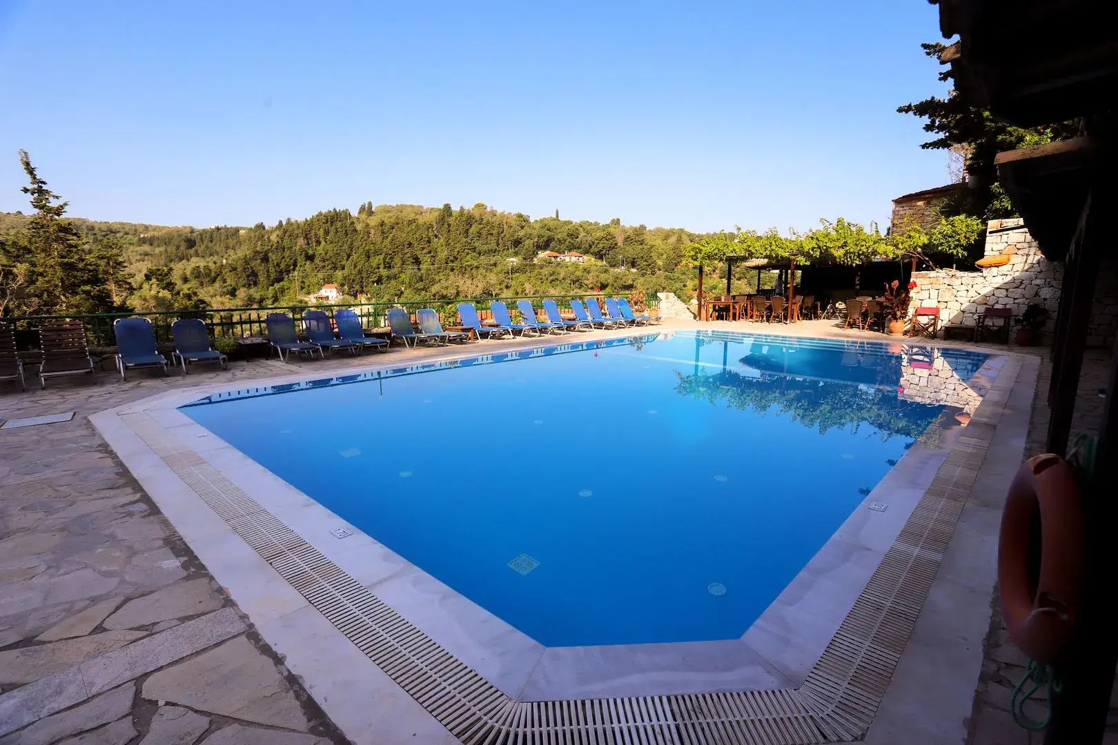 Bastas Hotel & Studios