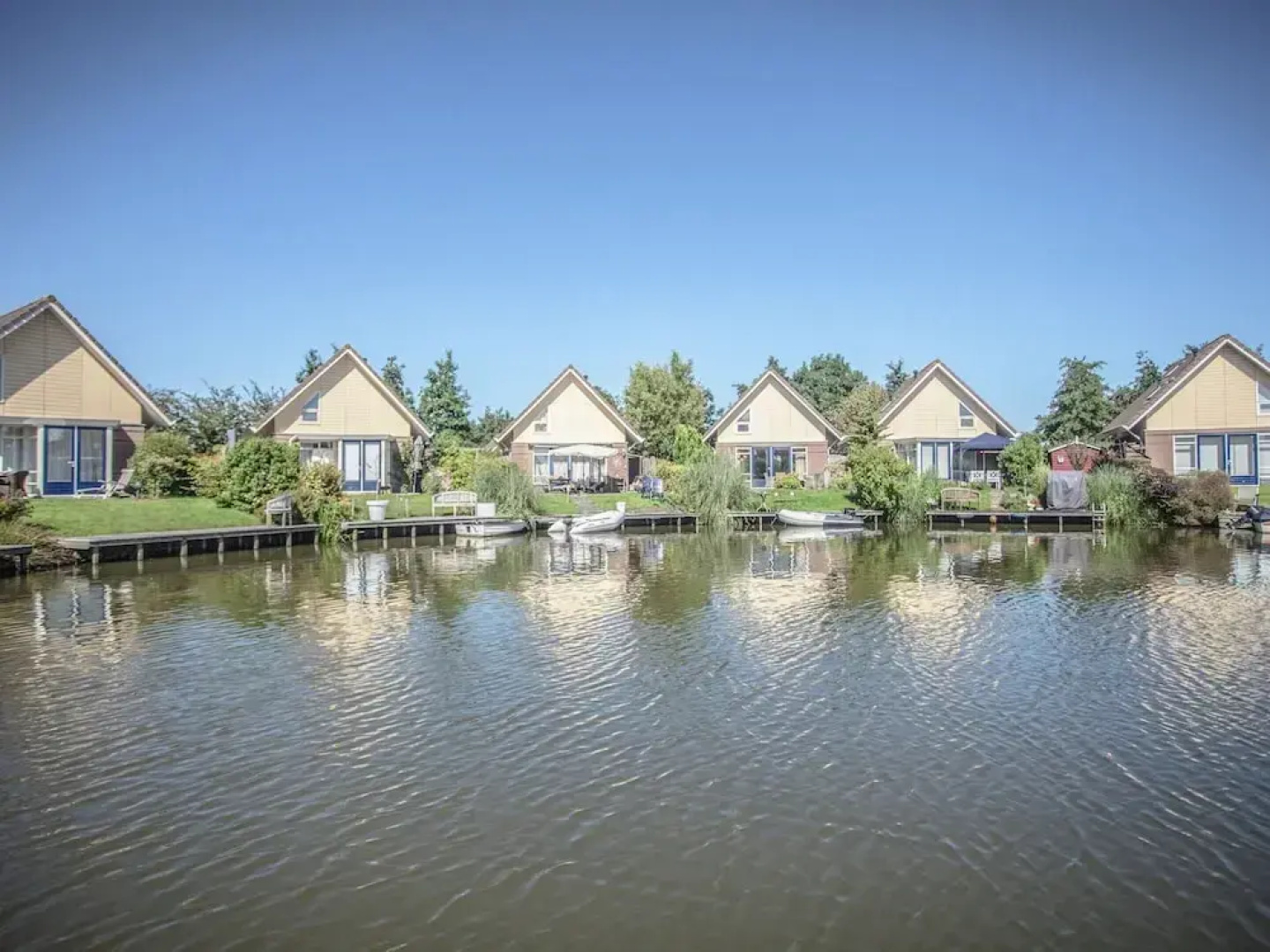Lovely Holiday Home With Jetty Near Ijsselmeer