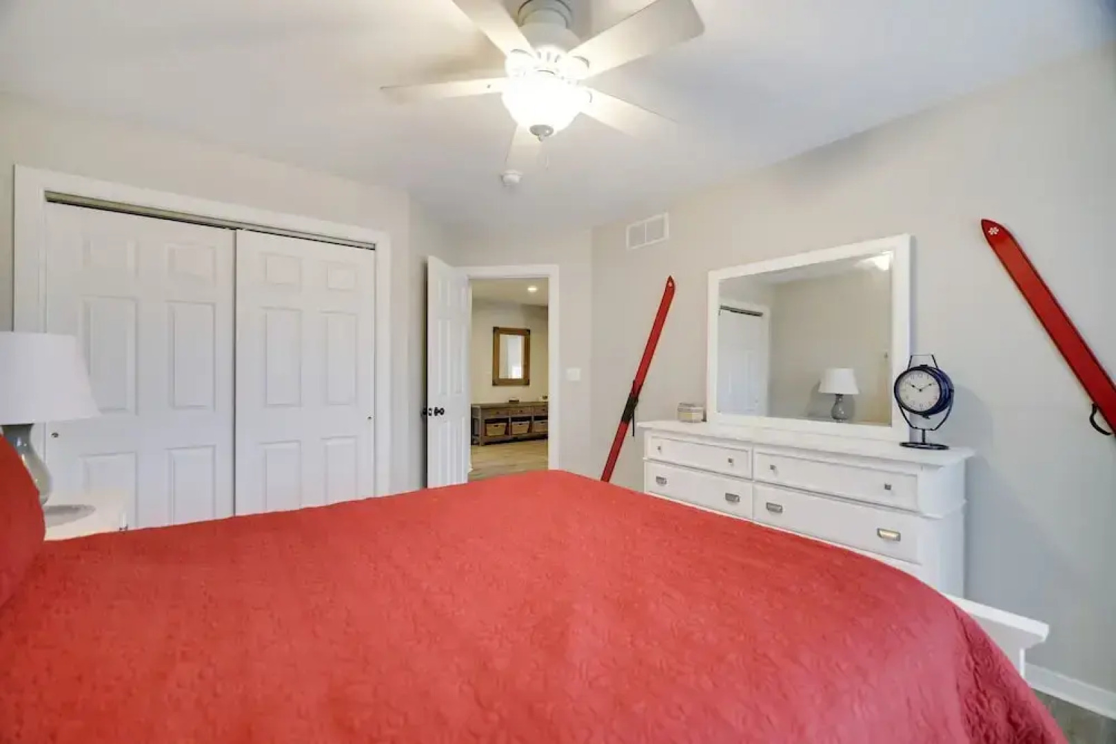 The Nest at Pinecrest by Avantstay Hot Tub Spacious Deck Game Room Fire Pit