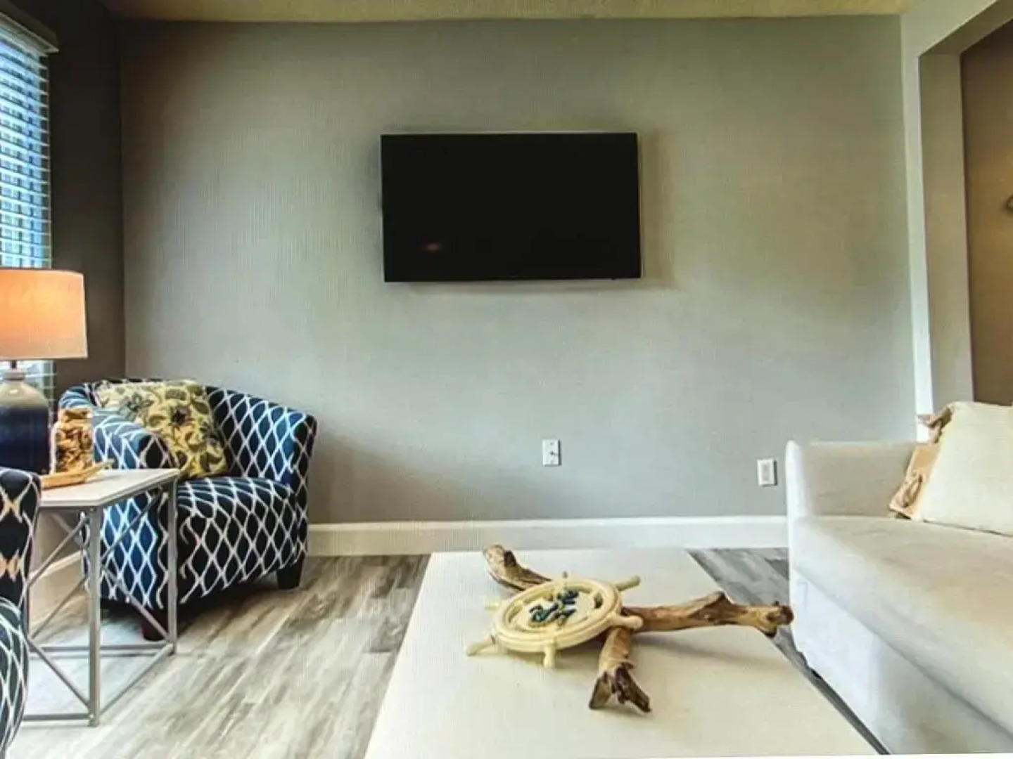 Beachy Chic-Completely renovated- Steps to the Beach