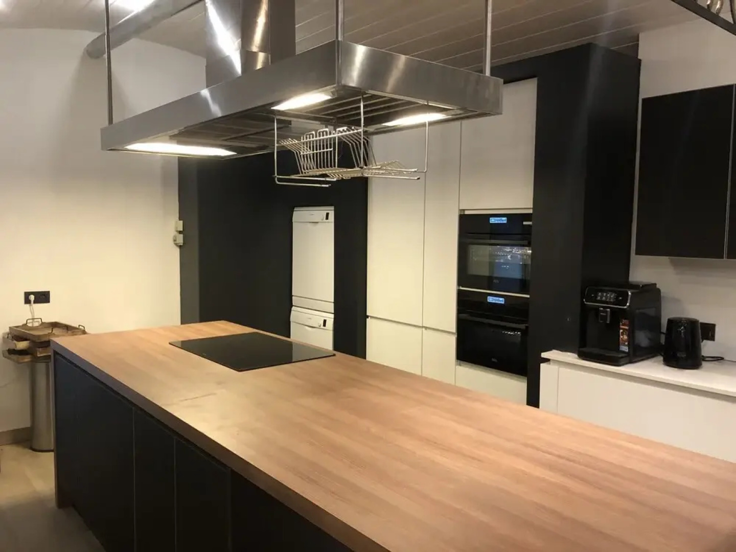 Beautifully Renovated Farmhouse for Groups, With Indoor Pool and Sauna