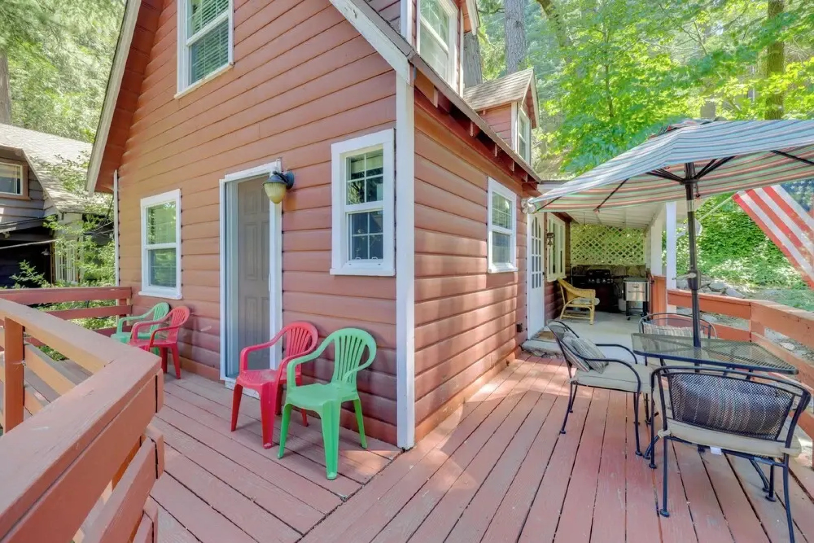 Vintage 'snow White' Cottage ~ 2 Miles to Village!