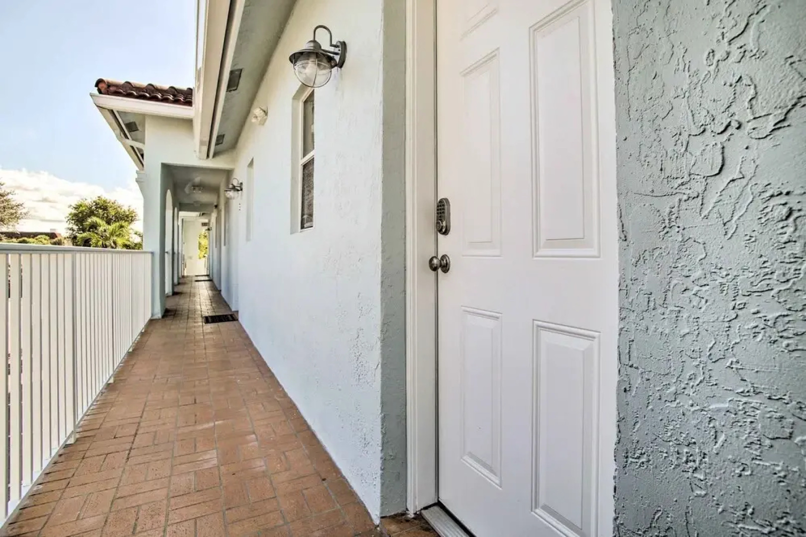 Idyllic Apt w/ Pool Access - Walk to Beach!