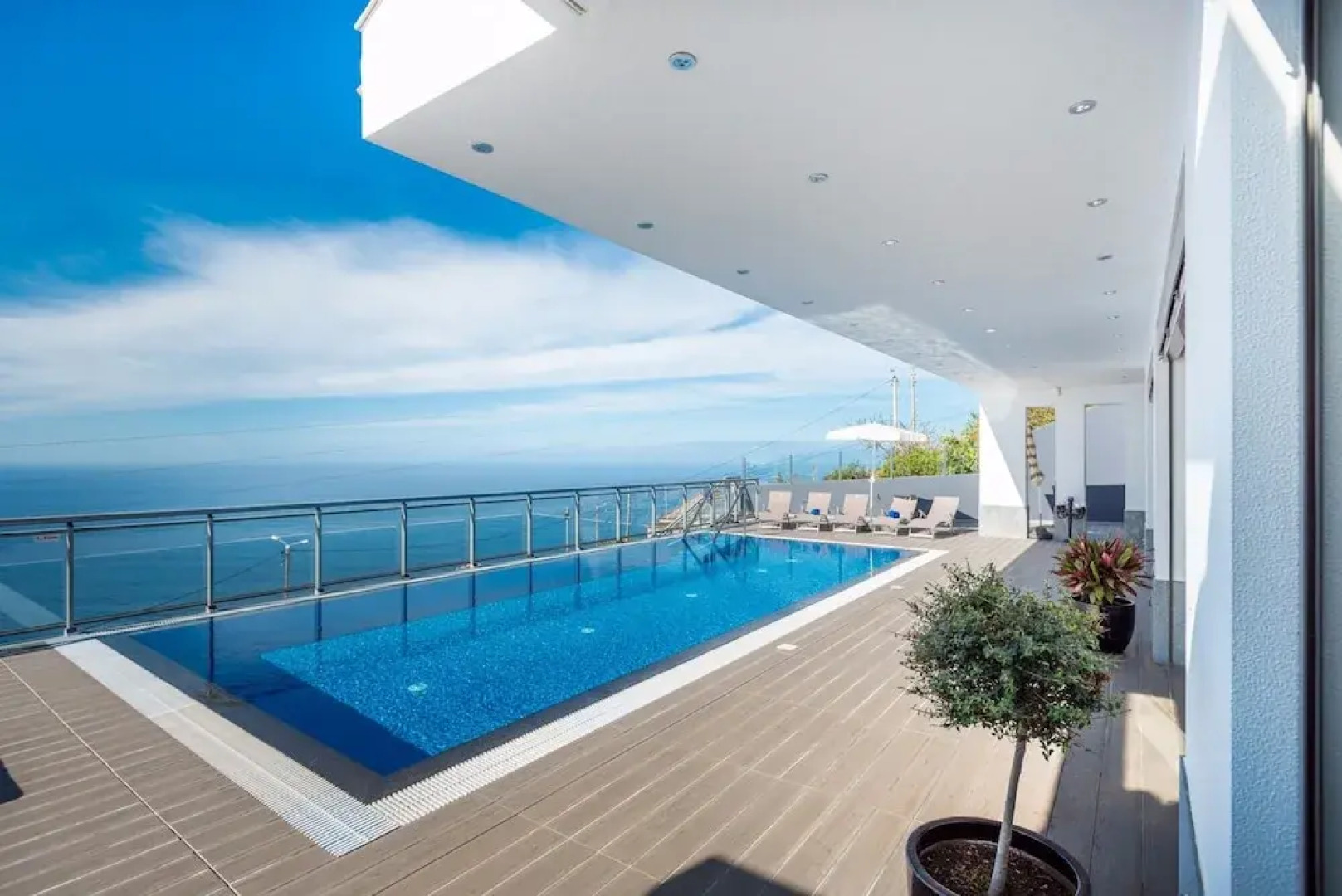 Villa São Lourenço by MHM