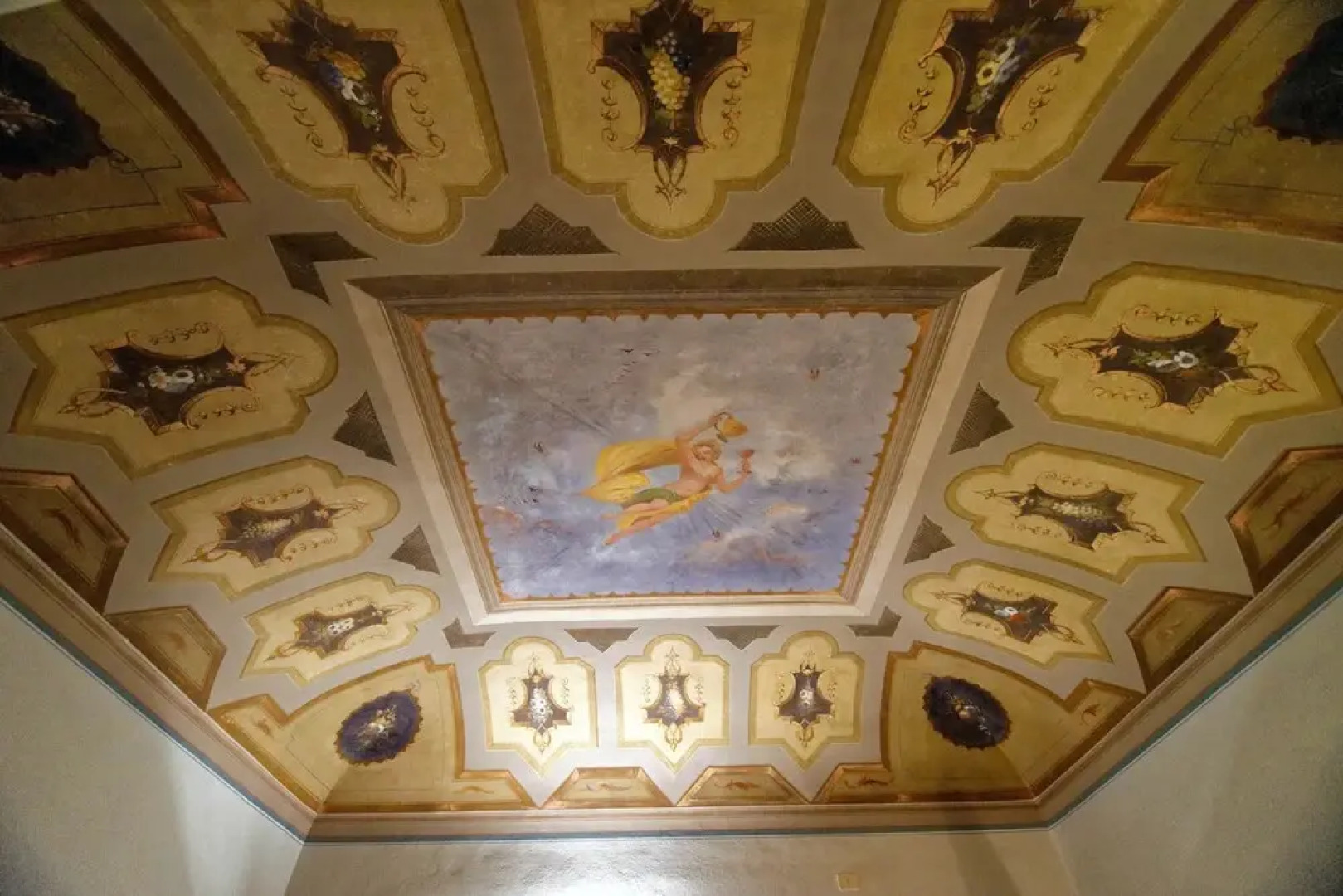 Historic House With Garden in Front of the Grotta Giusti Thermal Pool Near Lucca