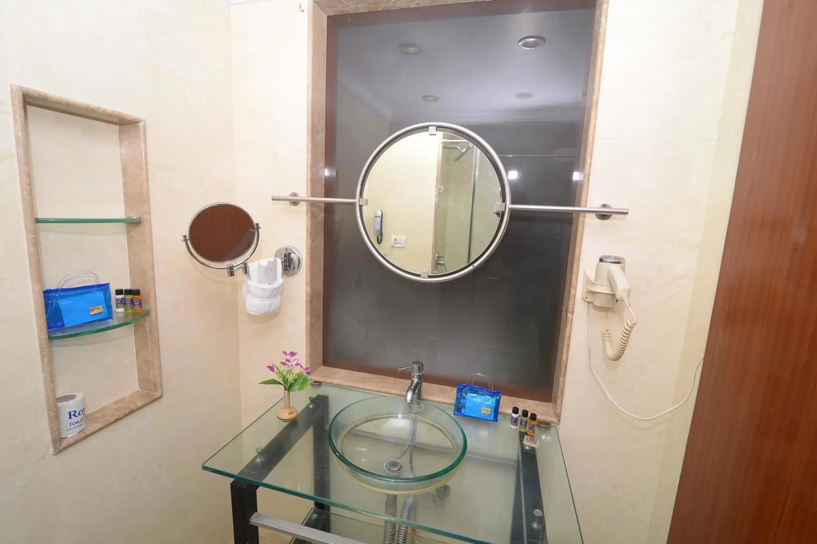 OYO 1929 Hotel Royal Court