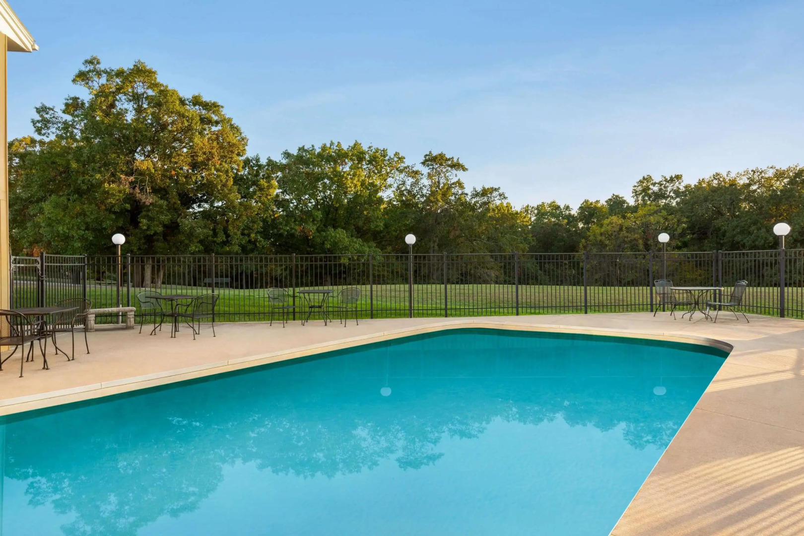 Super 8 by Wyndham Hannibal