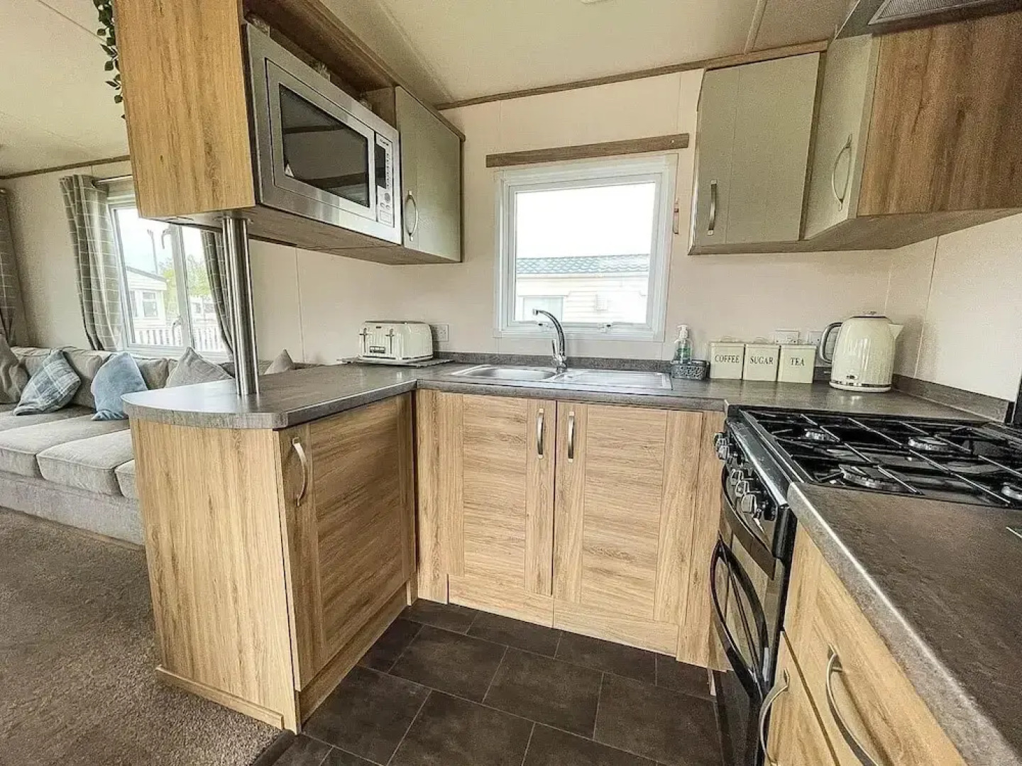 Caravansleeps6-hottub-garden-waterwonderland