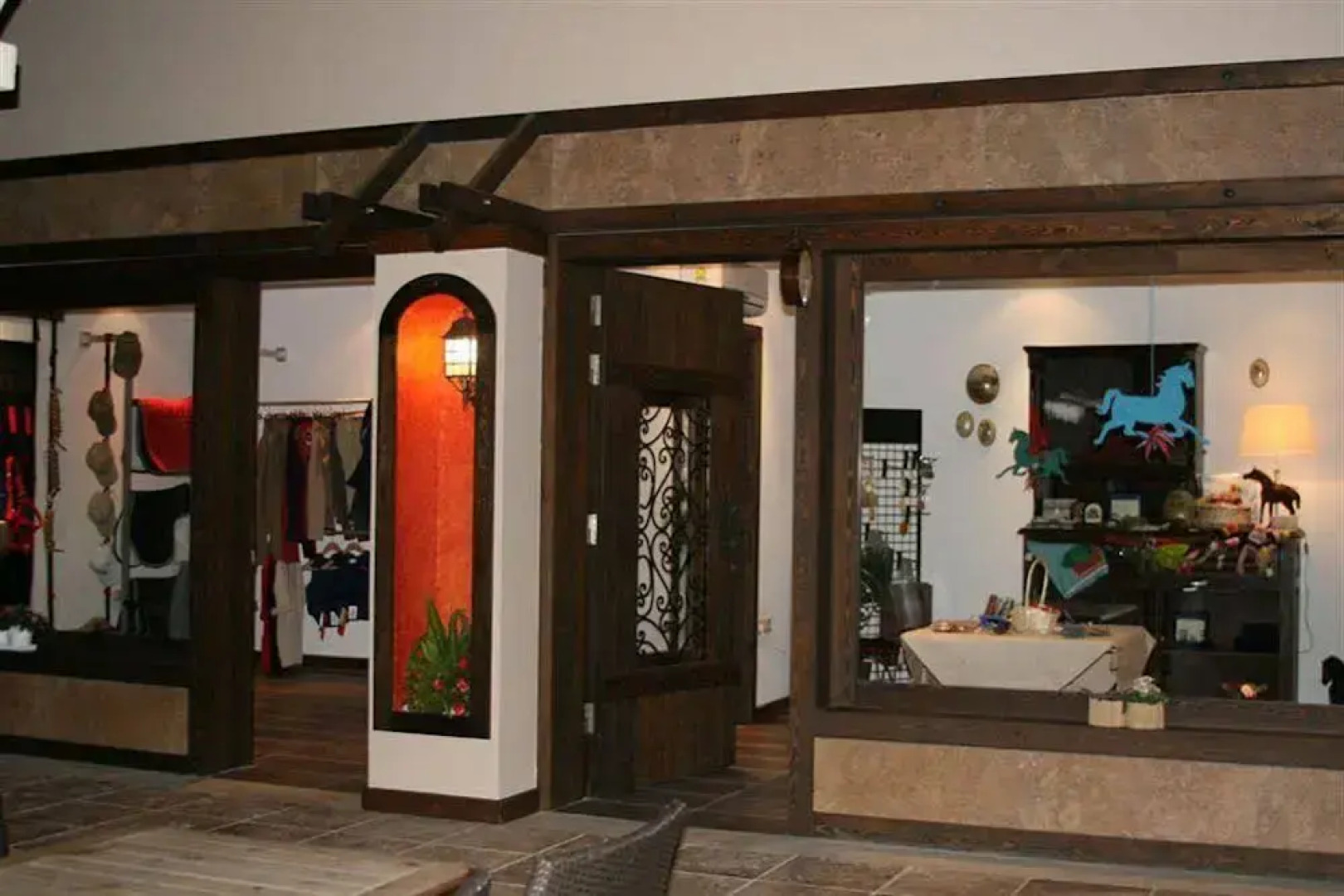 Konvoy Hotel & The Country Club