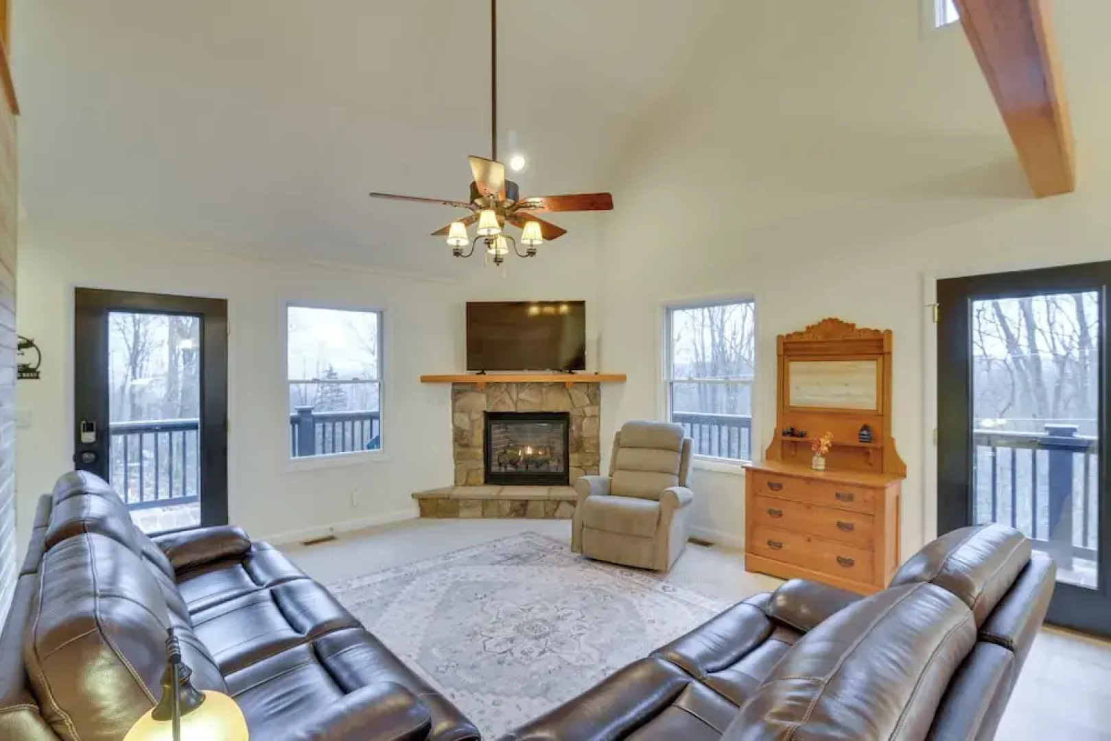 'the Eagles Nest at Alpine' Cabin w/ Fireplace!