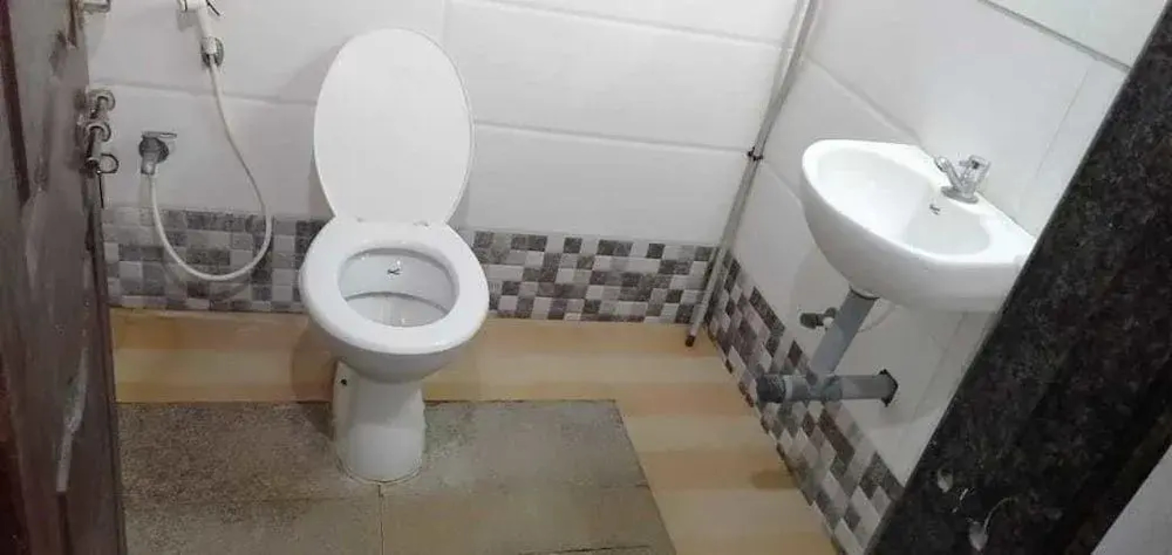 Iroomz Shivaratna Palace