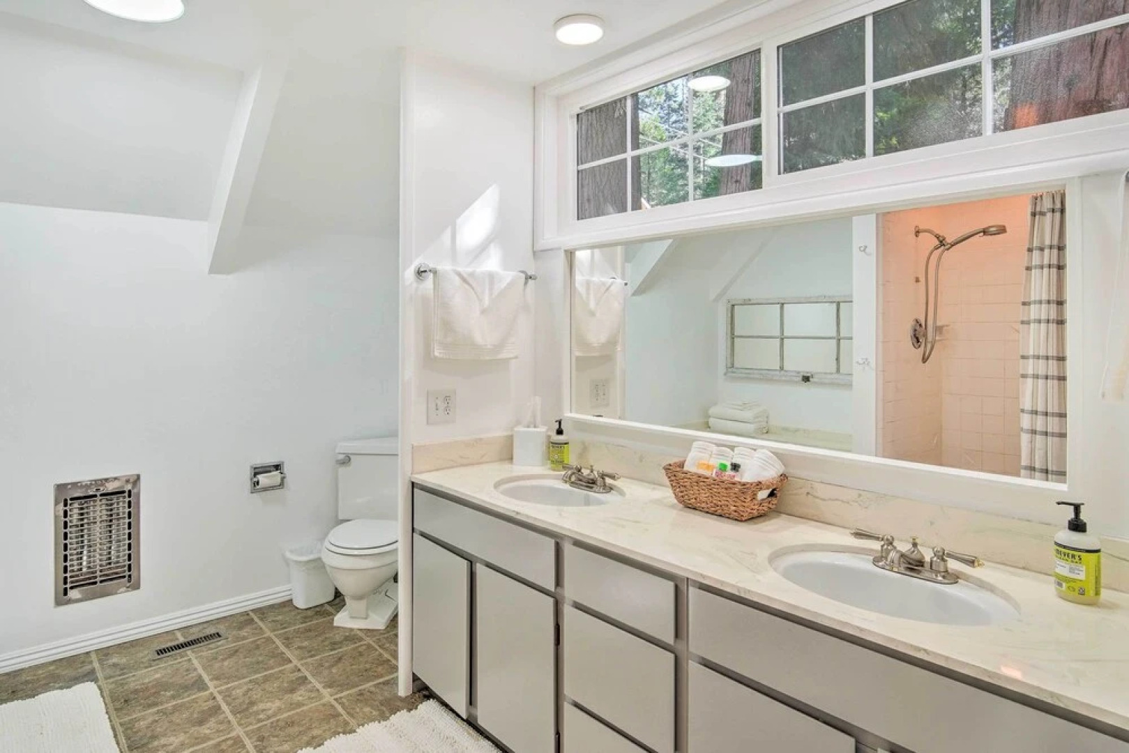 Stunning Getaway in Lake Arrowhead!