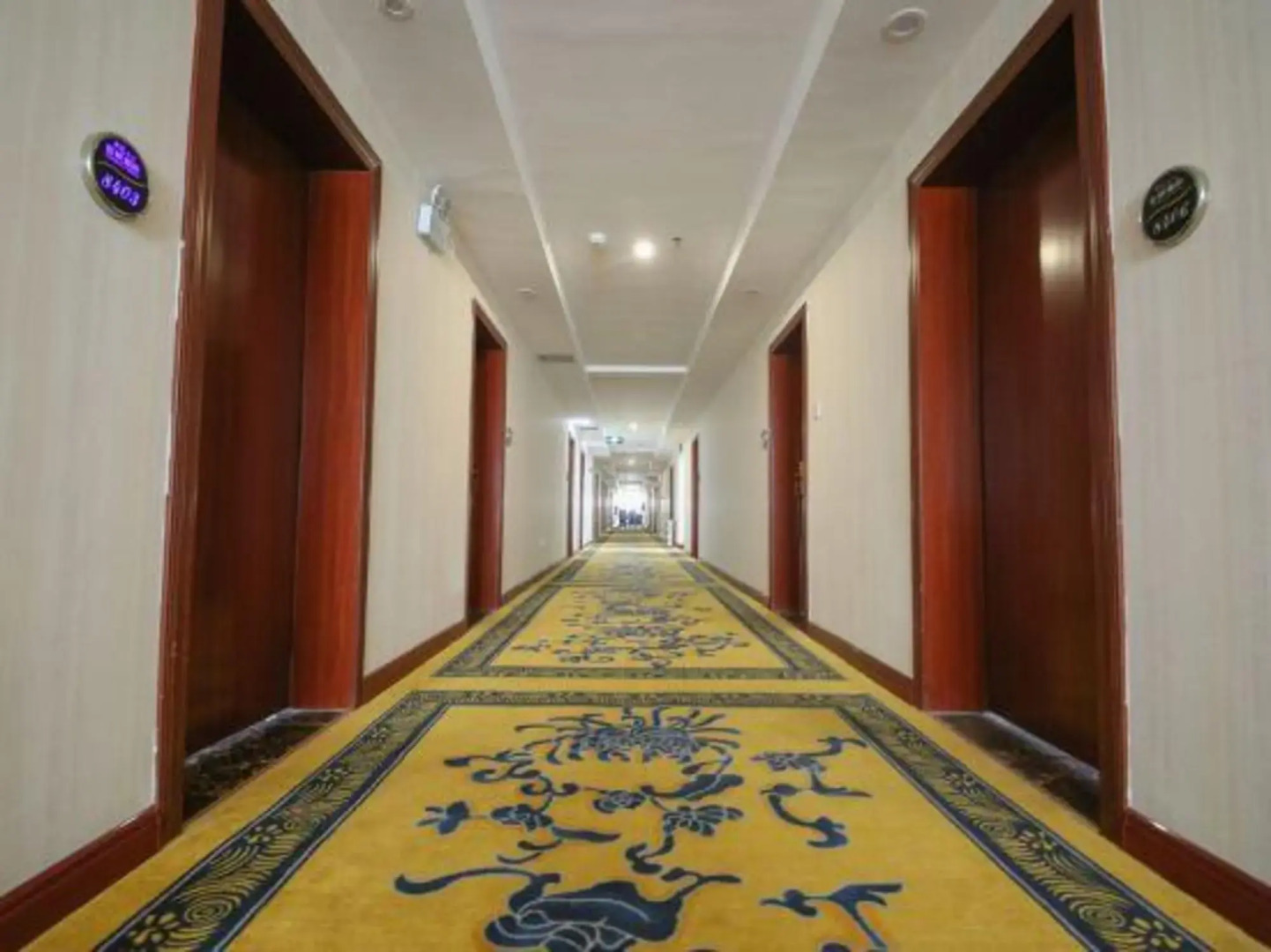 Baiyinquxinghongqiao Business Hotel