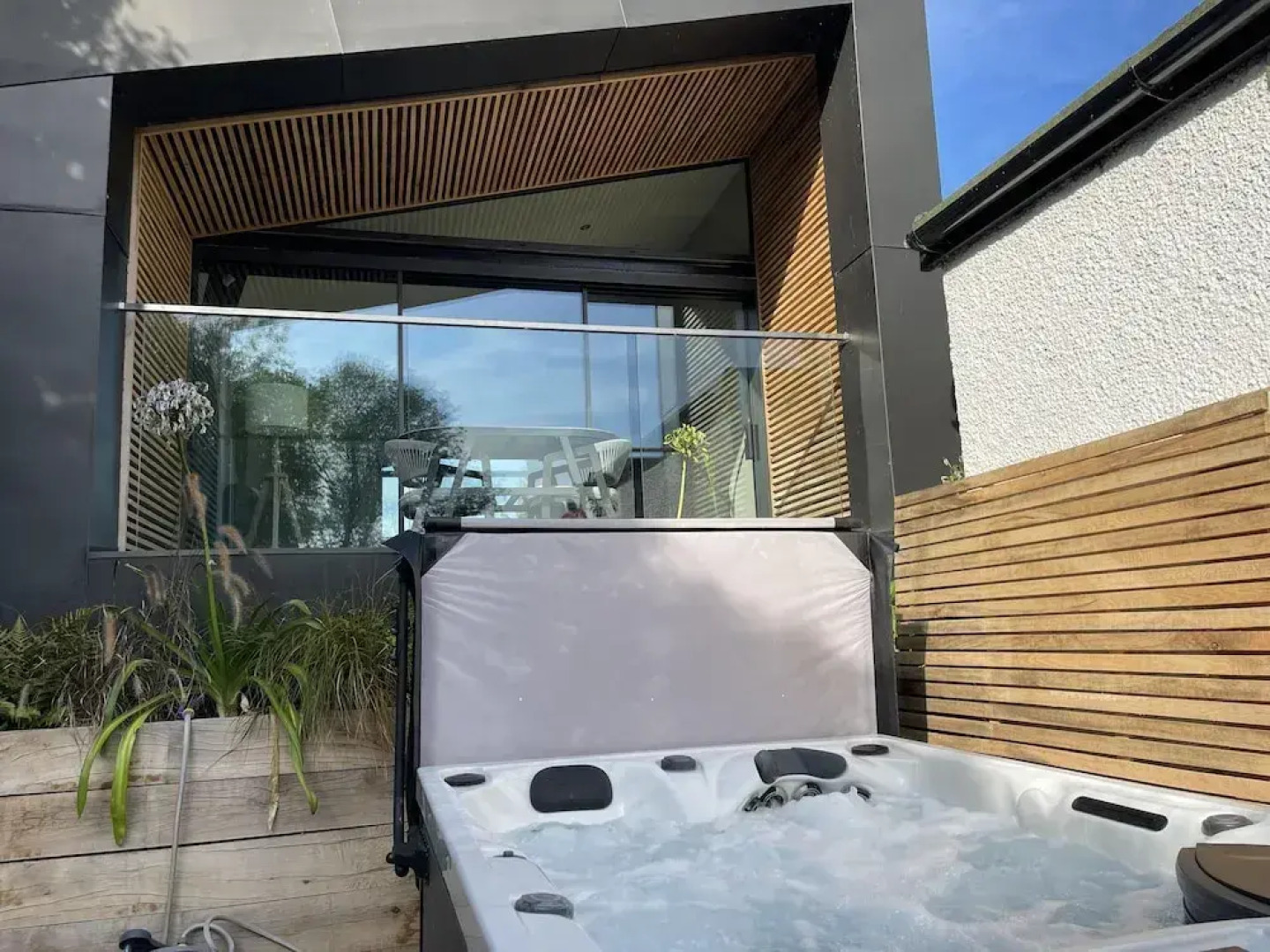 River View Guest House, Jacuzzi, Boat, Fire Hire