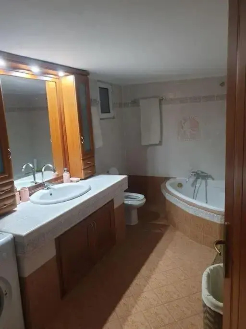 Πολυτελής όροφο διαμέρισμα, κοντά στην παραλία με εσωτερικό τζακι.