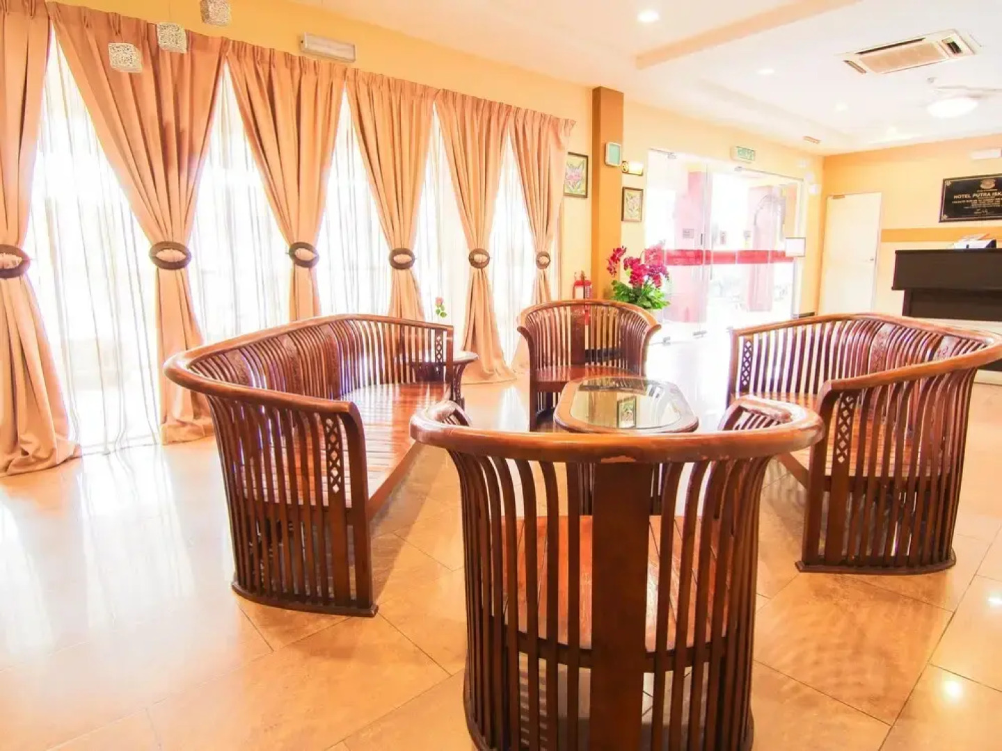 OYO 11343 Hotel Putra Iskandar