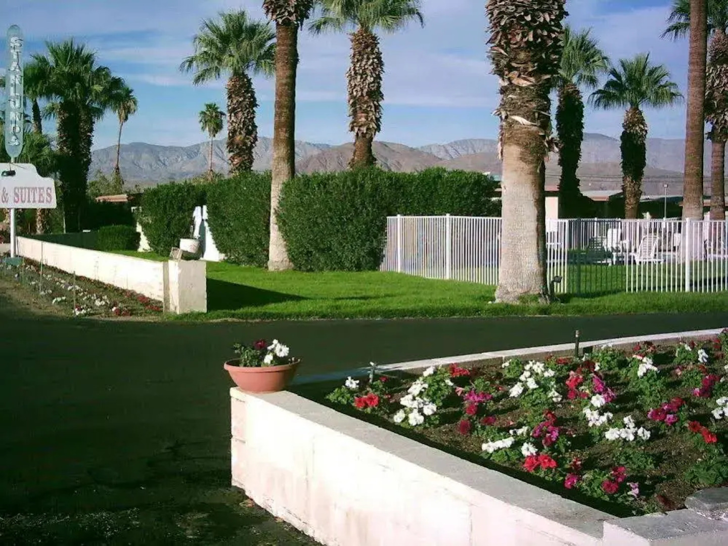 Stanlunds Inn And Suites