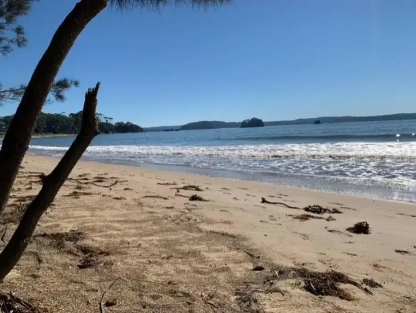 Sunny, 2-bedroom apartment with pool, 200m from Caseys beach