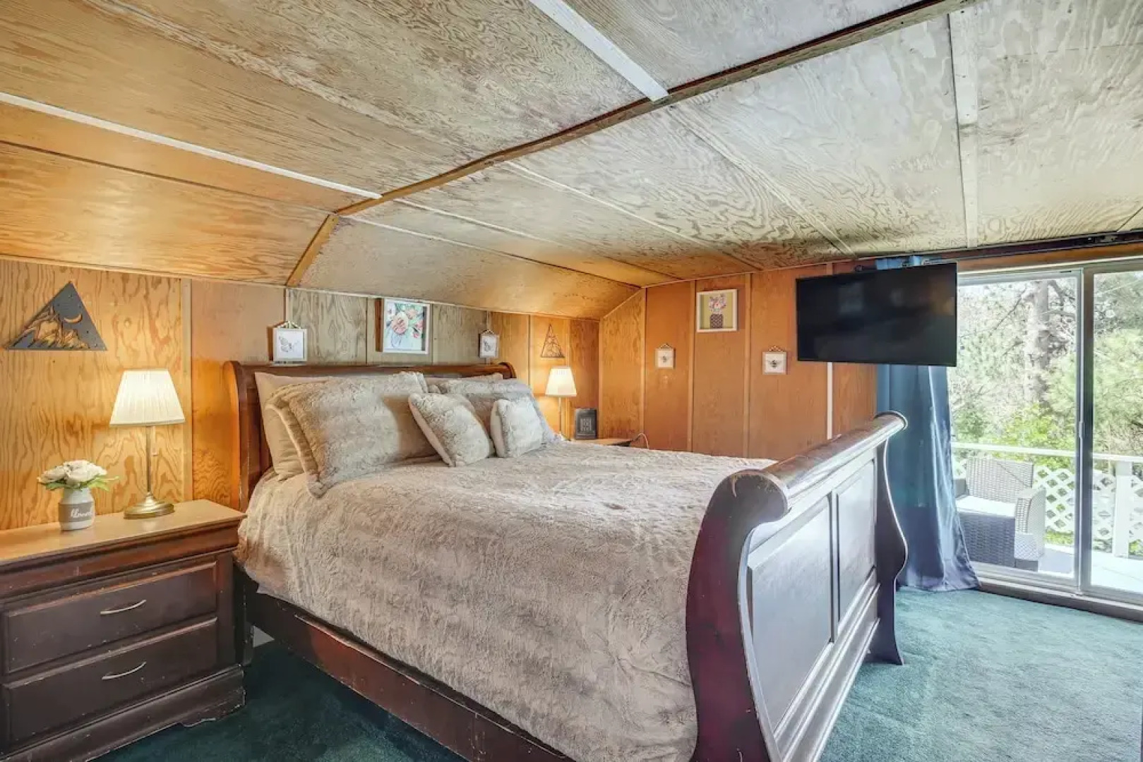 Cozy Crestline Cabin w/ Mountain-view Balcony!