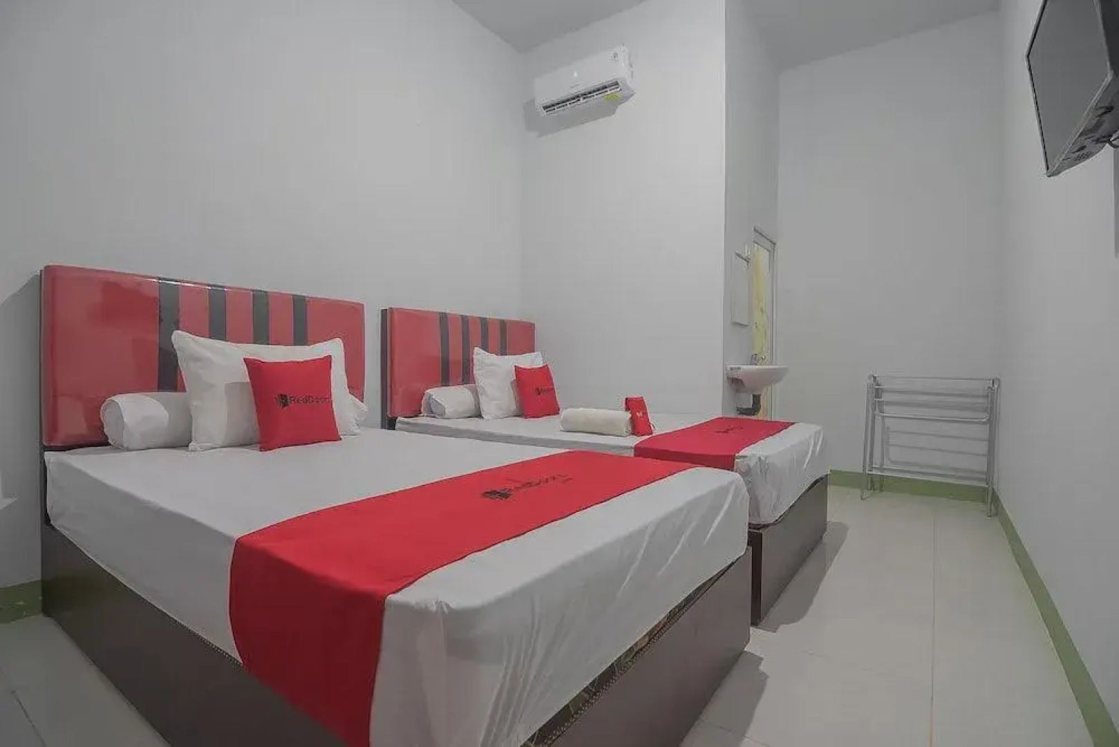 RedDoorz near RS Harapan Bersama