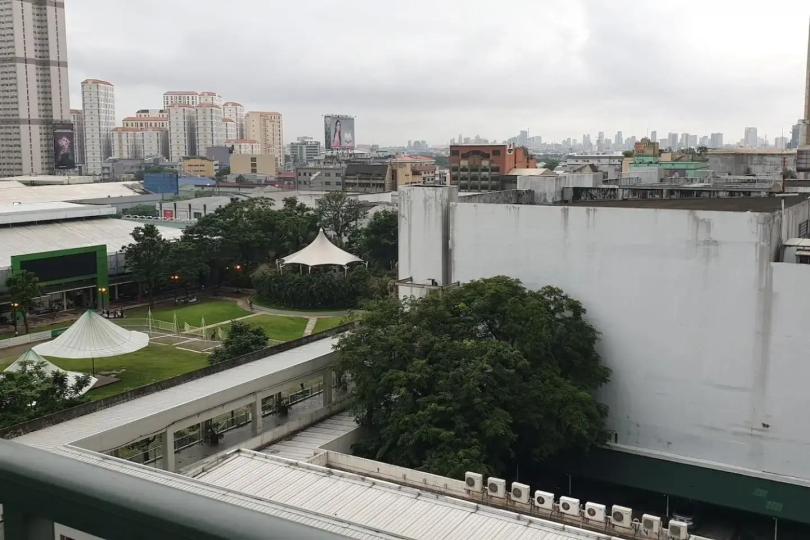 MANDALUYONG 2 Br w 2 Queen, 50HDtv across Shangrila Mall