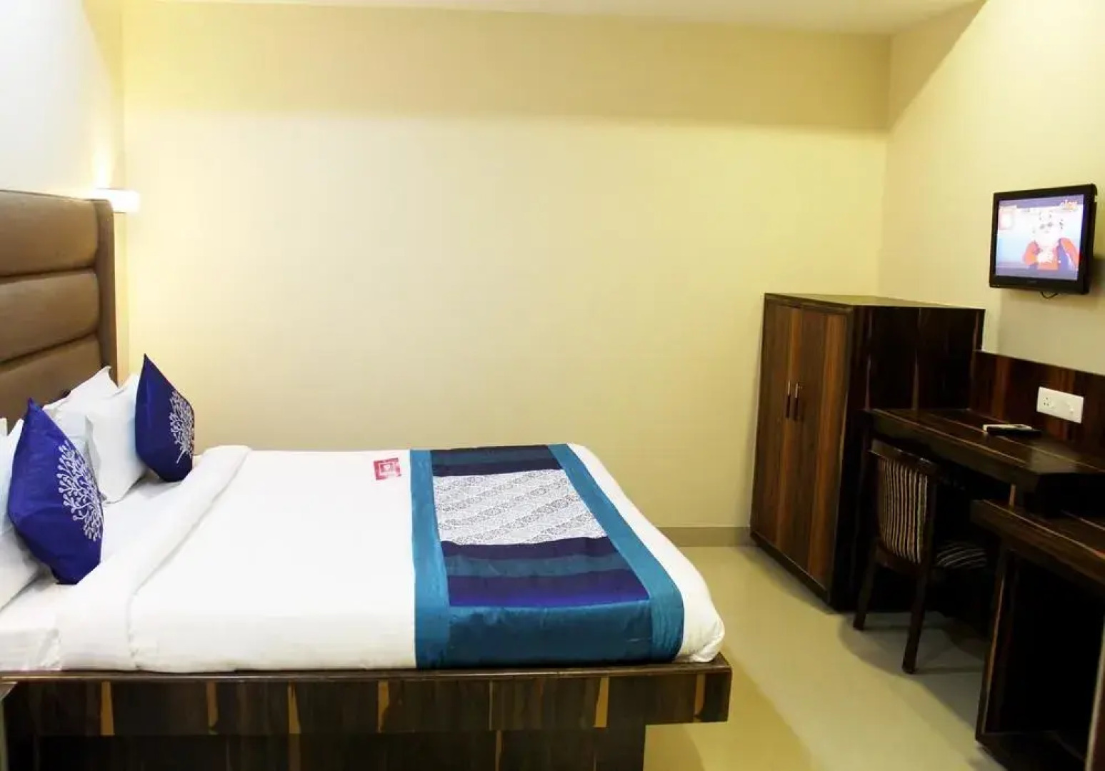 OYO 1884 Hotel Heera Continental