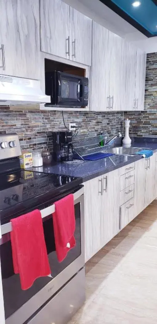 M/H house (#1) cozy and beautiful house near the airport and the beach