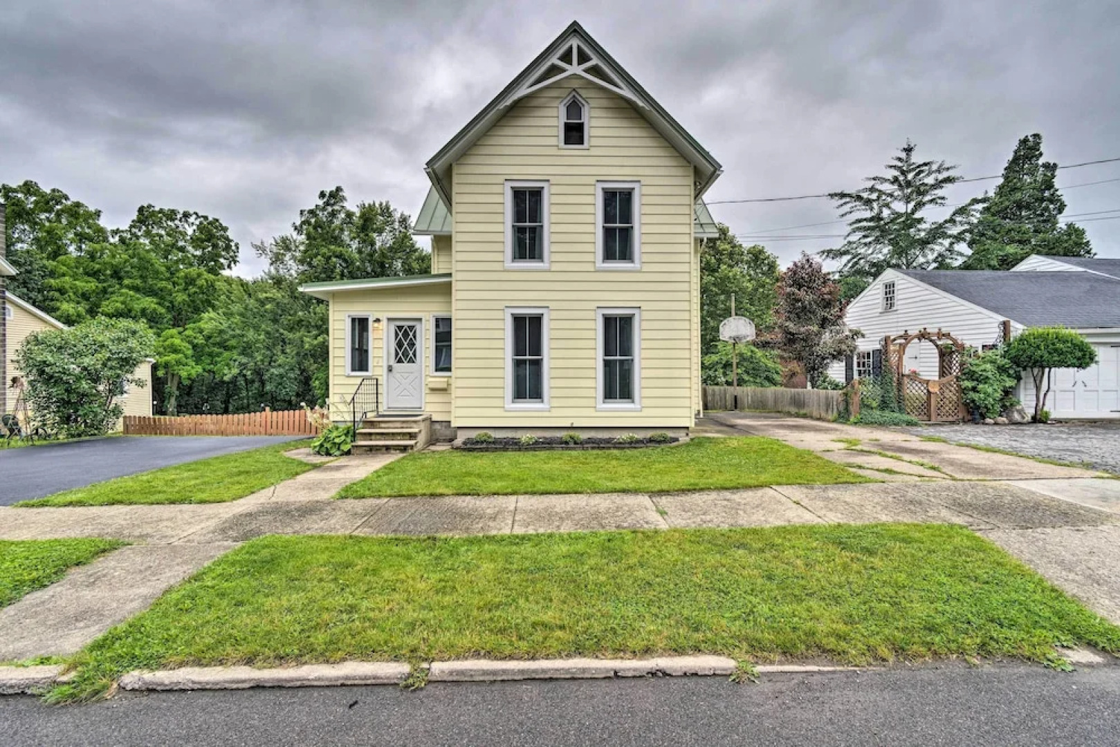 Penn Yan Escape w/ Yard, 1 Mi to Keuka Lake!