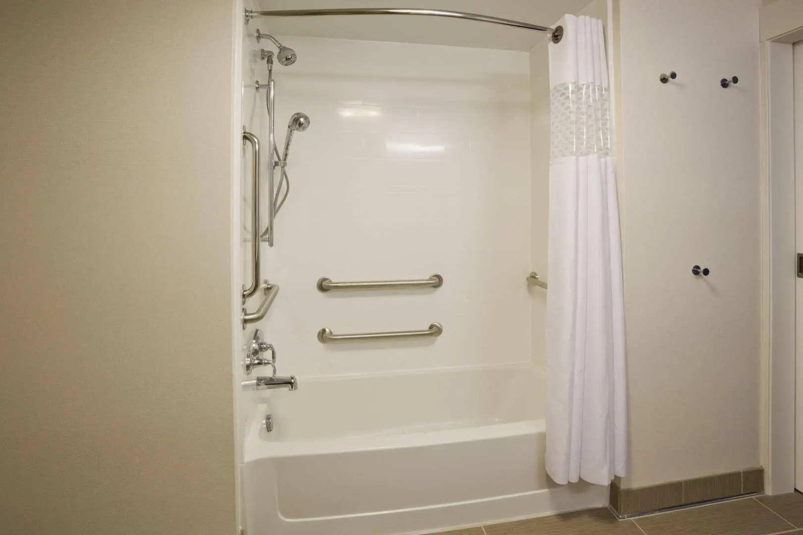 Hampton Inn Spicer Marina Area