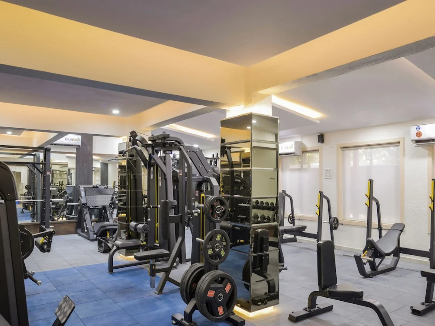 Collection O 23137 Blue Roof Club