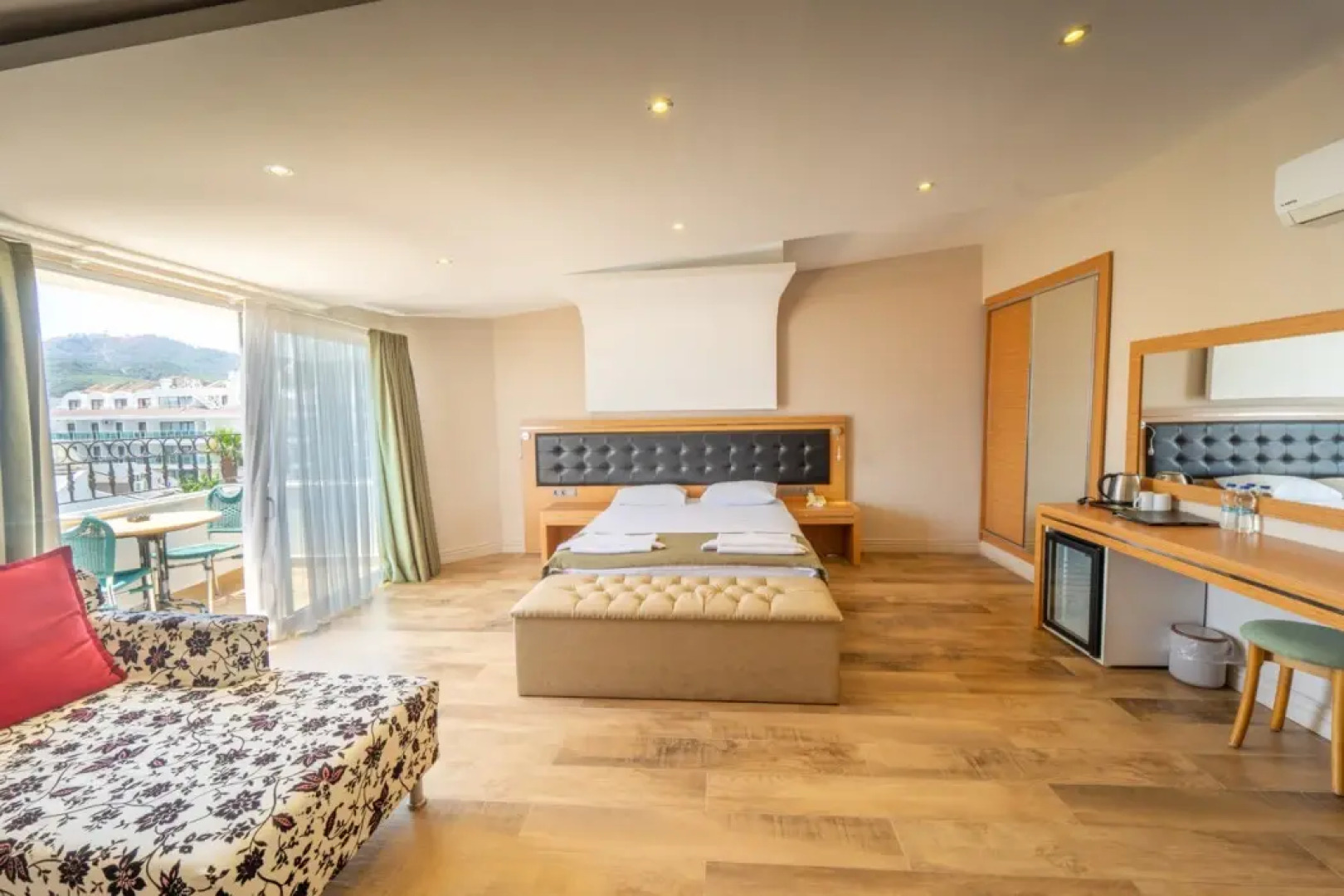 Aurasia SeaSide Hotel