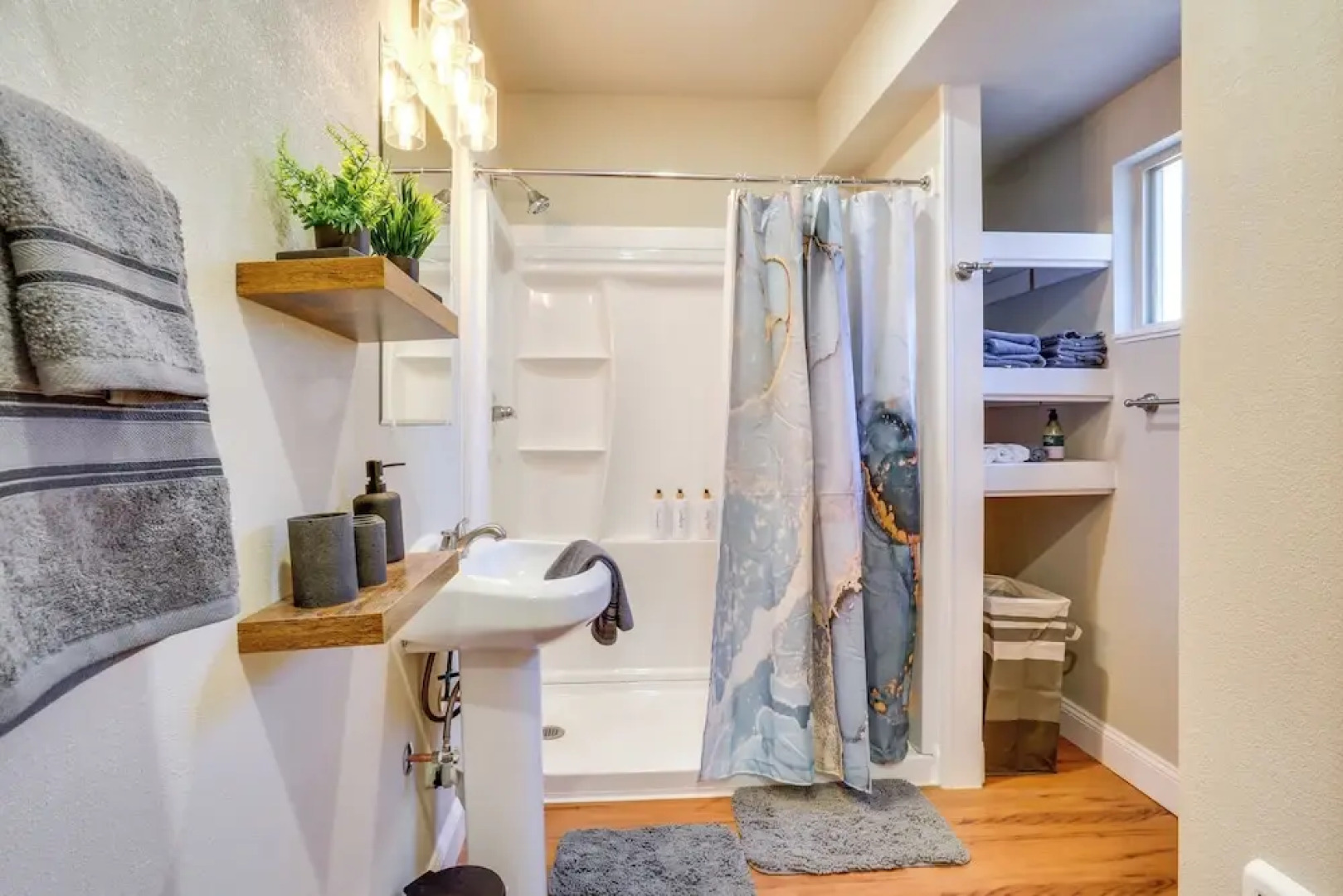 Apt 10 Mi to Portland: Walk to Bus Stop!