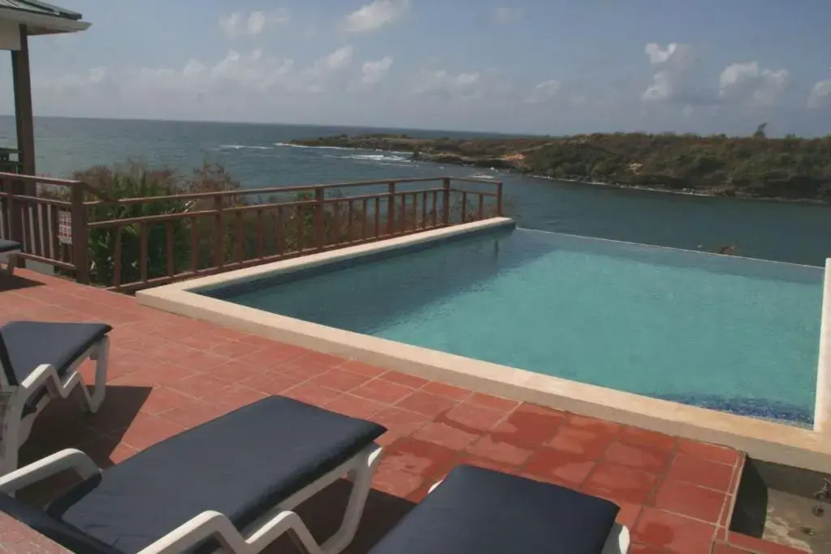 Two Bays Beach Villa Apartment and Studios