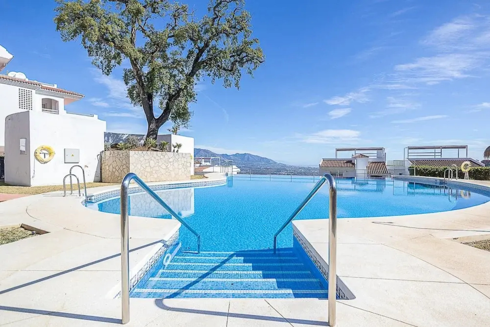 Apt Mairena Forest sea View & Pool