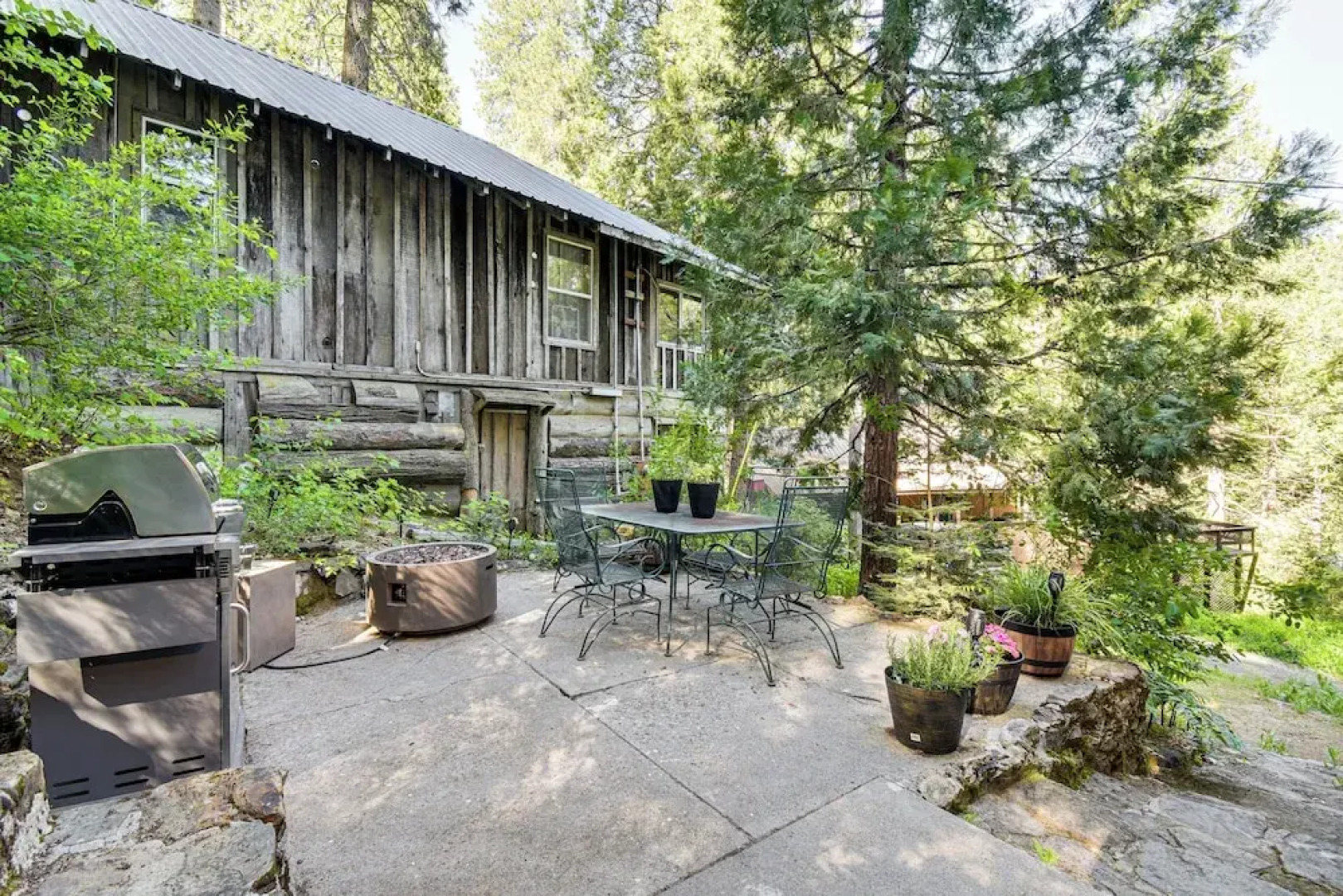 8 Mi to Yosemite National Park: Cabin w/ Fire Pit