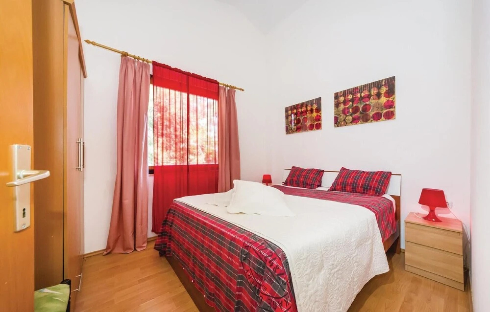 Nice Home in Ljubac with WiFi, 6 Bedrooms & Hot Tub