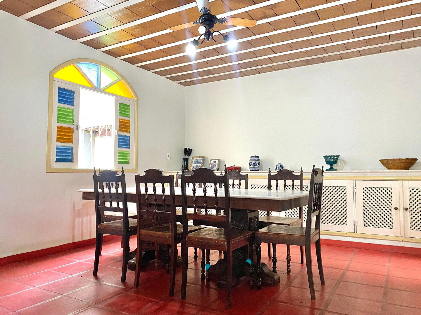 Casa 5 quartos, ampla, a 100 metros da praia. Amigos e família são bem vindos a essa casa. Venha viver momentos inesquecíveis aqui.