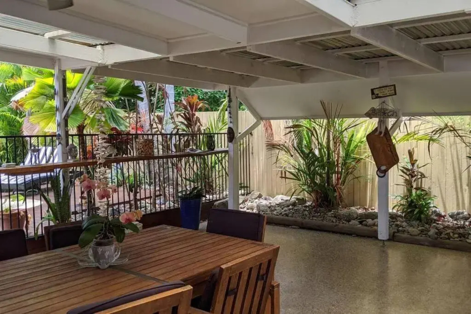 Tropical getaway with private pool 100m from beach