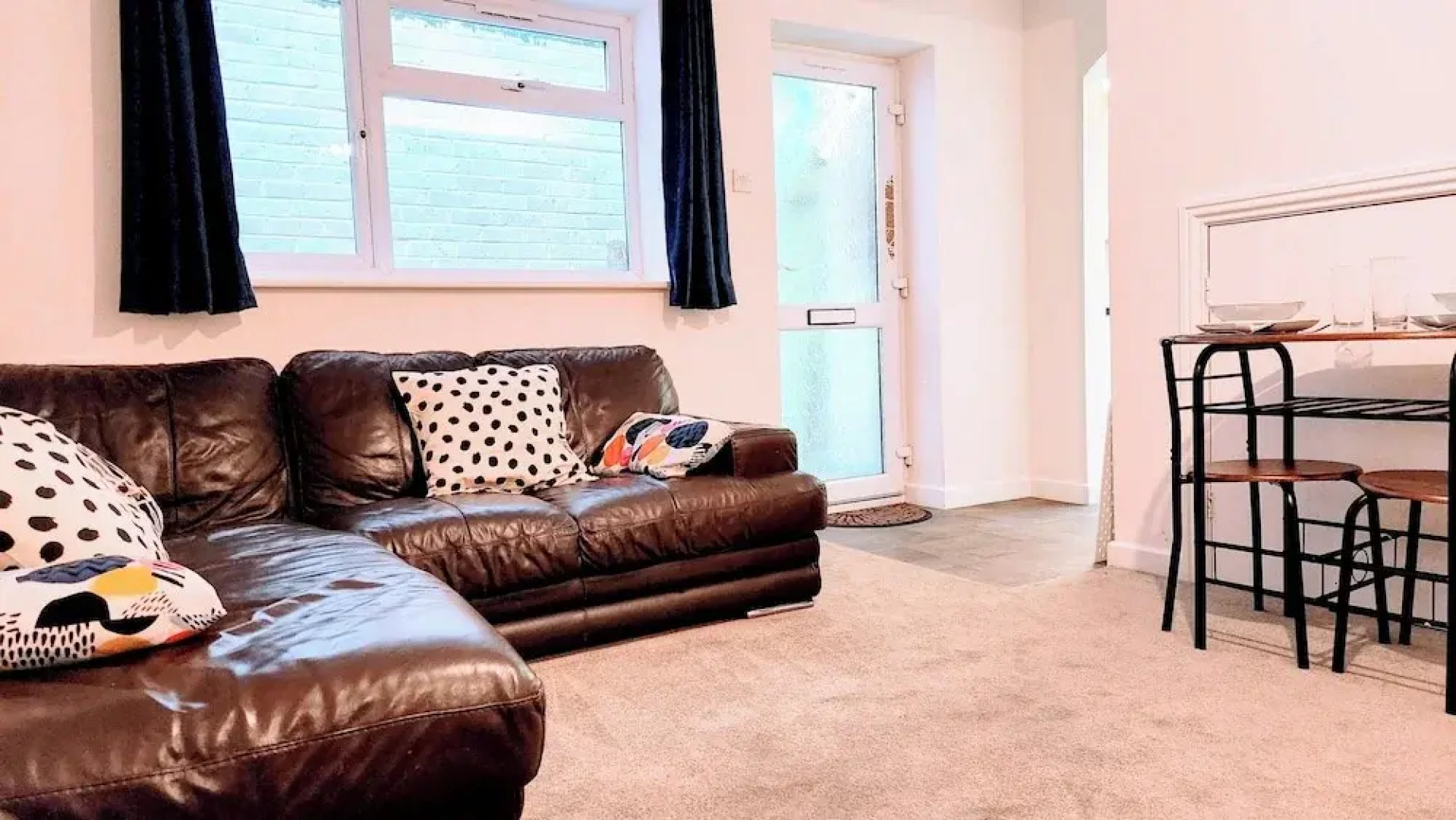 Camberley - 1-bed Annex - Sleeps 2 - Garden