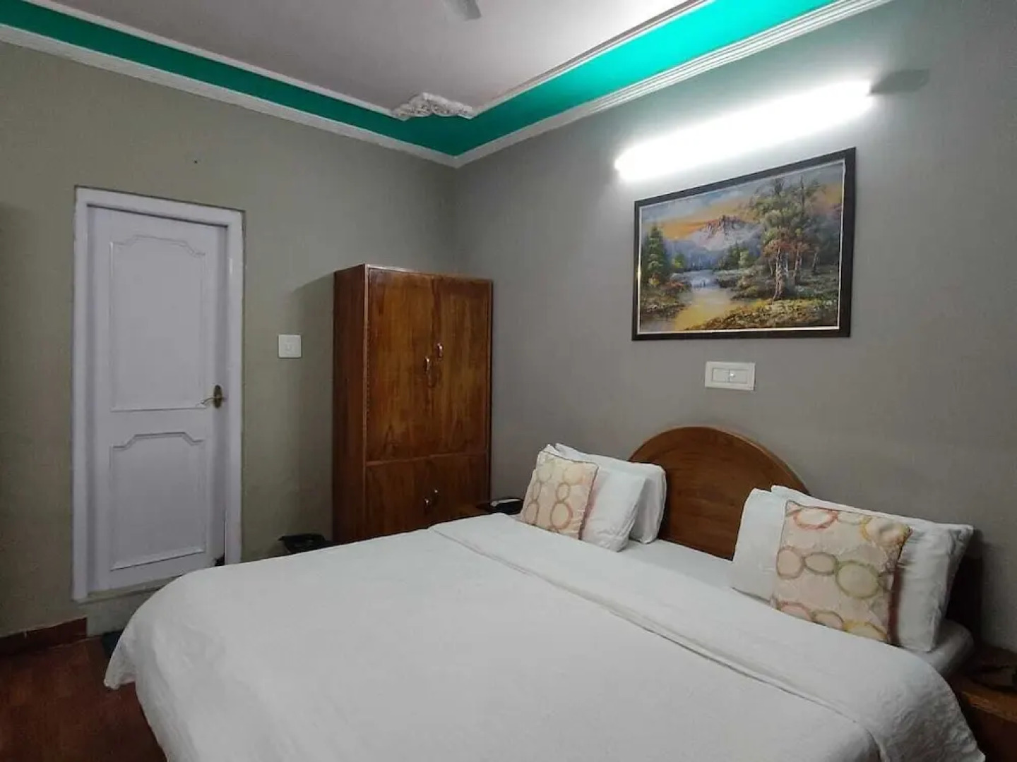 Hotel Snow Crest Inn