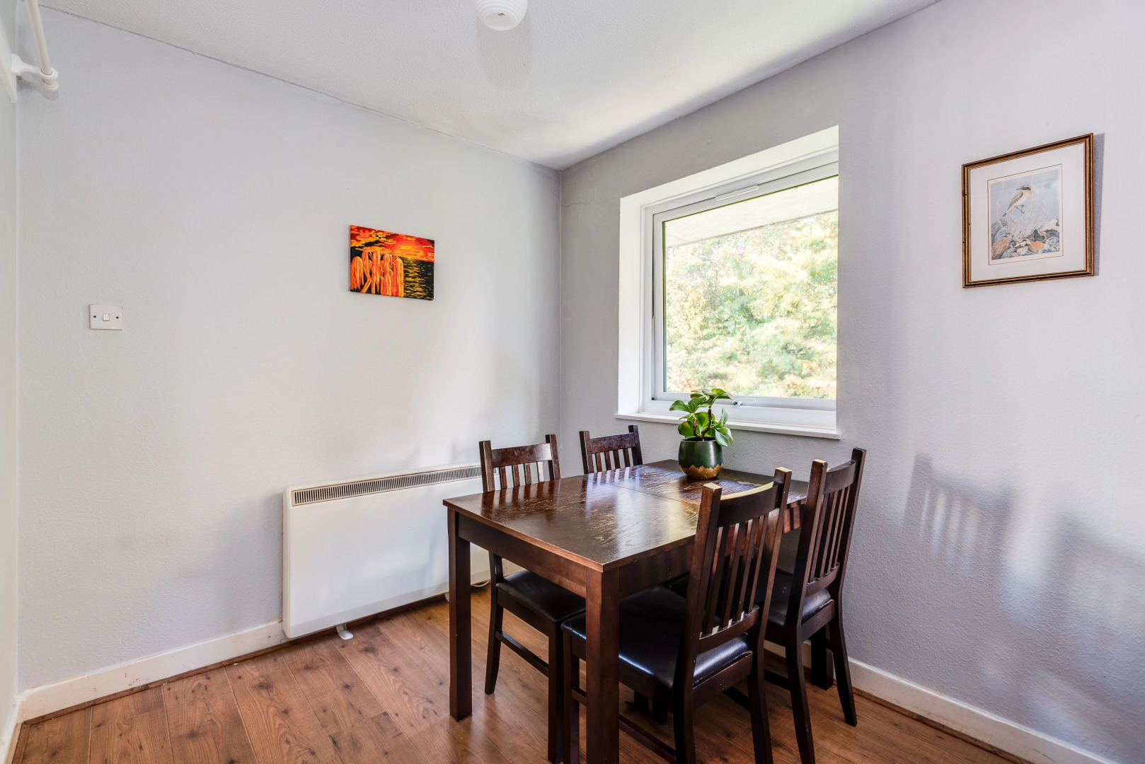 Top-Floor Bright & Sunny 3-Bedroom Flat (sleeps 4)